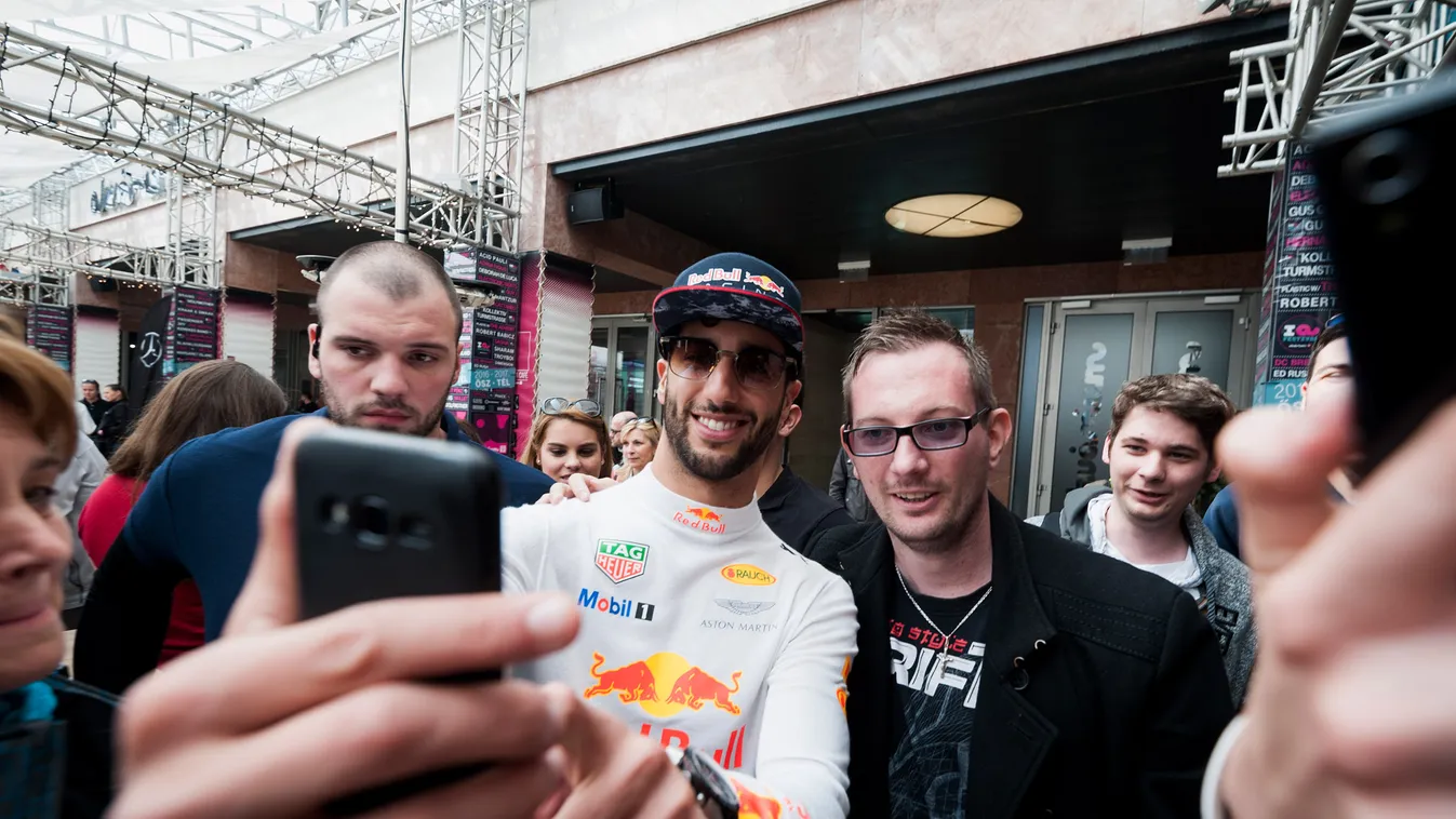 Daniel Ricciardo P-20170502-00130 Daniel Ricciardo meets the fans at The Great Run in Budapest, Hungary on May 1, 207 // Aron Suveg/Red Bull Content Pool // P-20170502-00130 // Usage for editorial use only // Please go to www.redbullcontentpool.com for fu