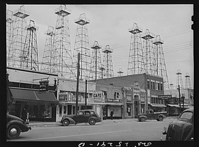 Az 1943 körül készült felvételen Kilgore városának olajkútjai. A telepüés közel van Új-Londonhoz