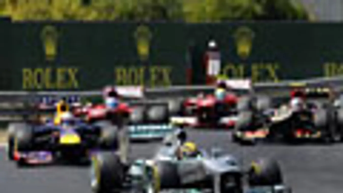 F1, Magyar Nagydíj, hungaroring, Lewis Hamilton, a Mercedes csapat brit versenyzője halad az élen 