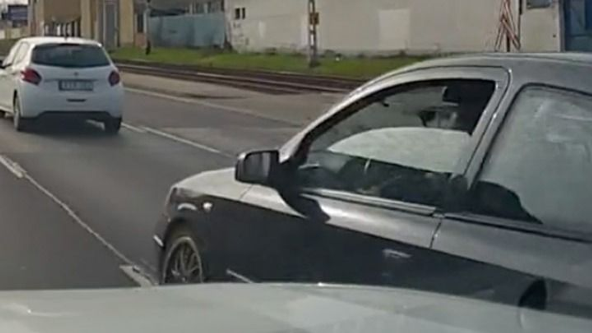 Szinte letolta az útról az előtte haladót, aztán előzés után majdnem nekiment Budapesten - videó