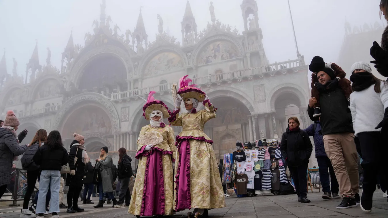 Velence, farsang, velencei karnevál, Olaszország,karnevál, 2024., 
Jelmezes résztvevők a velencei karnevál nyitónapján, 2024. január 27-én. Az idén február 13-ig tartó karnevál a város szülöttje, Marco Polo világutazó kereskedő, felfedező halála hétszázad