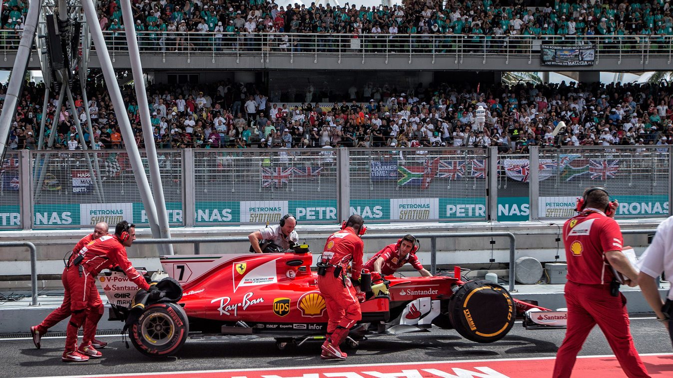 auto-prix Horizontal Team members push Ferrari's Finland driver Kimi Raikkonen's car into the garage during the Formula One Malaysia Grand Prix in Sepang on October 1, 2017. / AFP PHOTO / POOL / AHMAD YUSNI 