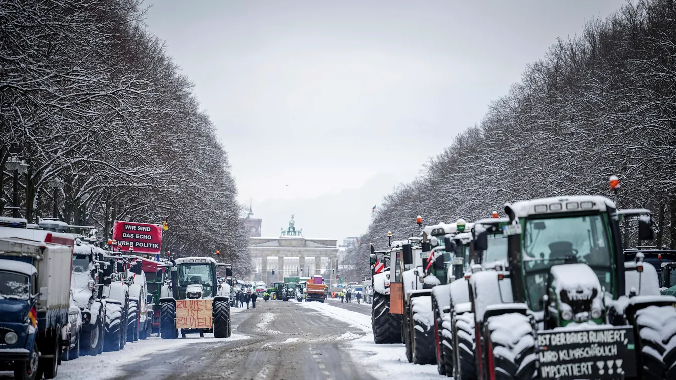 Berlin, 2024. január 16.
A 2024-es támogatáscsökkentések miatt tiltakozó német gazdák traktorjai sorakoznak a berlini Brandenburgi kapu közelében 2024. január 16-án. A mezőgazdasági termelők január 8-án indítottak útlezárásokat is magában foglaló, egyhete