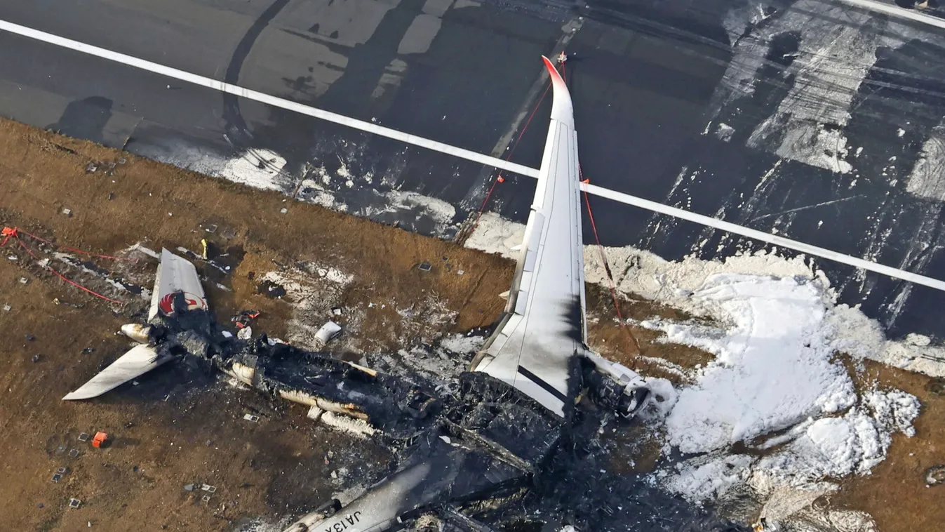 Tokió, 2024. január 3.
A Japan Airlines kiégett utasszállítójának roncsai a tokiói Haneda repülőtéren 2024. január 3-án. Az utasszállító 367 utassal és a 12 fős személyzettel a fedélzetén landolás közben megcsúszott az aszfalton, összeütközött a parti őrs