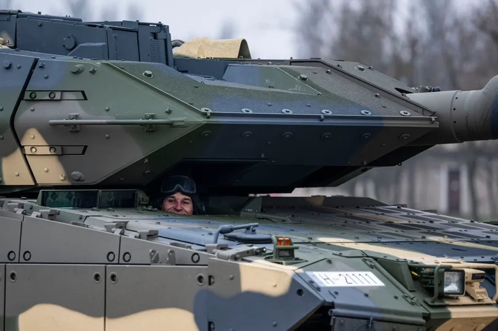 Átadták Tatán az első Leopard A7-es harckocsit és támogató járműveit, galéria, 2023 