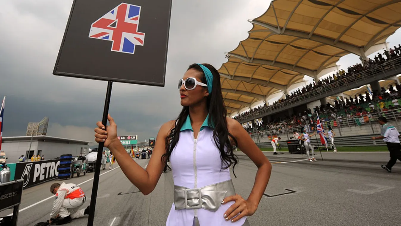 F1, forma-1, szabályváltozások, dupla pont, állandó rajtszám, Rajtszámot tartó grid girl a maláj nagydíj előtt