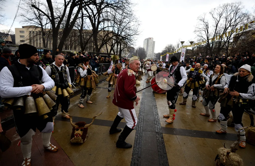 kukeri, Maszkos, farsangi jelmezes hagyományőrző, évköszöntő felvonulás, Bulgária, 2024., 