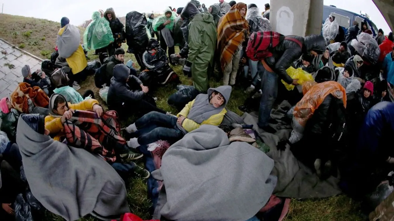 Migránsok pihennek egy felüljáró alatt a Belgrádból Zágráb felé vezető autópályán a szerb fővárostól 50 km-re lévő Pecinci közelében. Az illegális bevándorlók Horvátországon keresztül szeretnének eljutni Nyugat-Európába