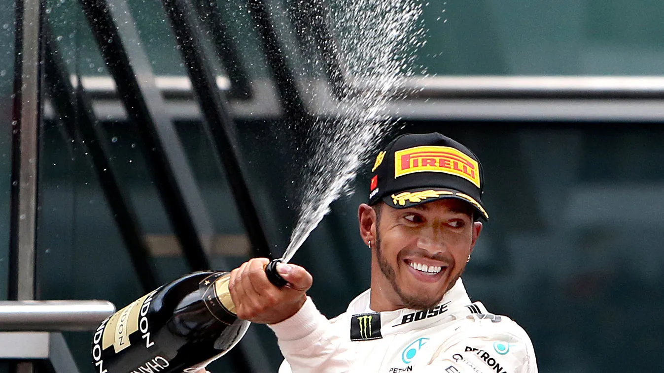 (SP)CHINA-SHANGHAI-F1-2017 CHINESE GRAND PRIX(CN) se (170409) -- SHANGHAI, April 9, 2017 (Xinhua) -- Mercedes driver Lewis Hamilton of Britain celebrates with champagne on the podium after winning  the Formula One Chinese Grand Prix at the Shanghai Intern