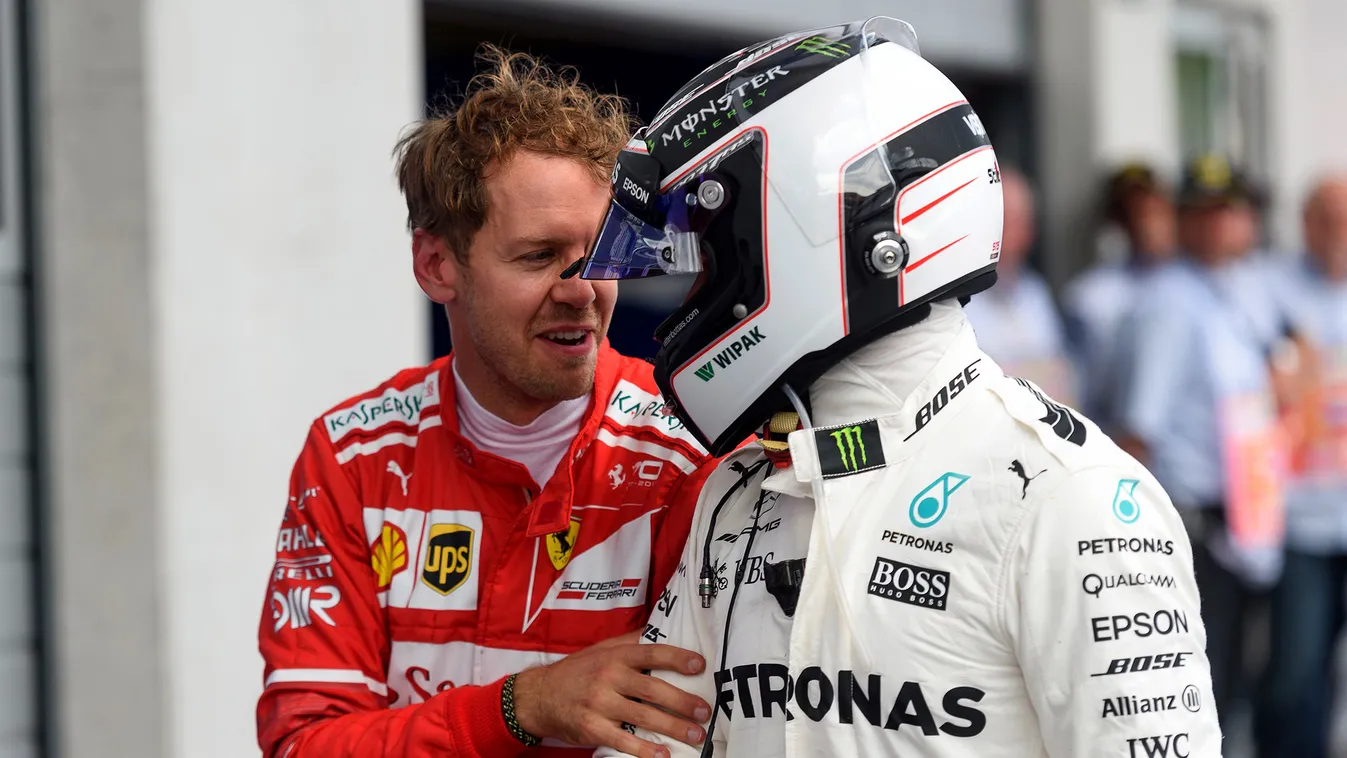 auto-prix auto Horizontal Mercedes' Finnish driver Valtteri Bottas (R) and Ferrari's German driver Sebastian Vettel  talk after the qualifying session of the Formula One Austria Grand Prix at the Red Bull Ring in Spielberg, on July 8, 2017. / AFP PHOTO / 