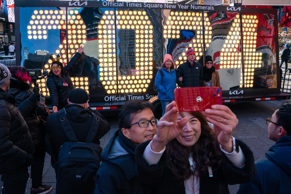 kívánságok, újévi fogadalmak, New York, szilveszter, 2024, 2024 Numerals Are Delivered To New York's Times Square Ahead Of New Year's Eve Ball Drop GettyImageRank1 Color Image human interest bestof topix Horizontal 