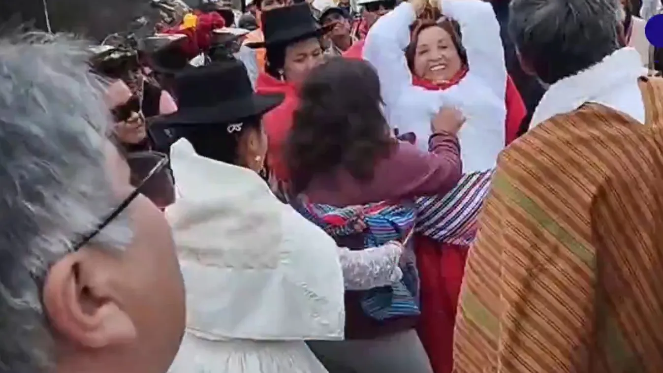 Két nő rátámadott a perui elnökre egy hivatalos rendezvényen, Dina Boluarte 