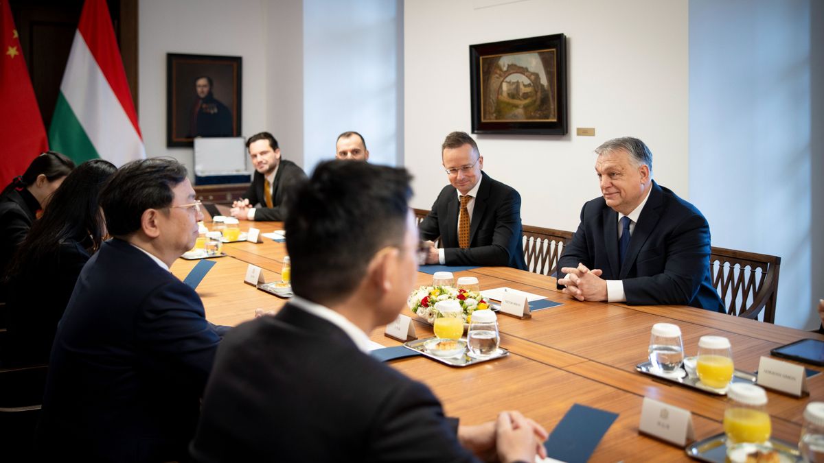 Orbán Viktor a BYD autógyártó vezetőivel tárgyalt