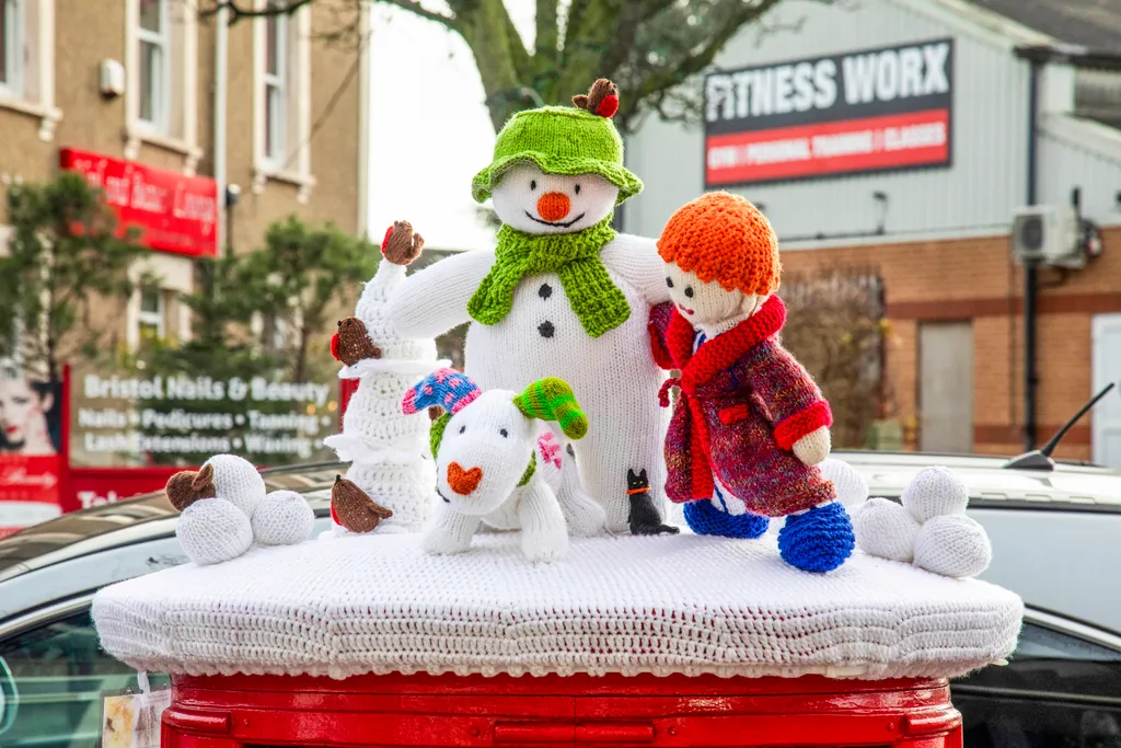 kézzel kötött ünnepi ruha postaládák Anglia festive knitted topper of a scene from The Snowman on a postbox in Downend near Bristol. Photo released December 18 2023. See SWNS story SW 