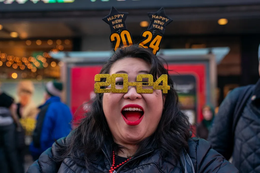 kívánságok, újévi fogadalmak, New York, szilveszter, 2024 Square Ahead Of New Year's Eve Ball Drop GettyImageRank2 USA New York City Times Square - Manhattan Color Image Photography Physical Position Human Interest Formal Portrait Illumination Teresa Hui 