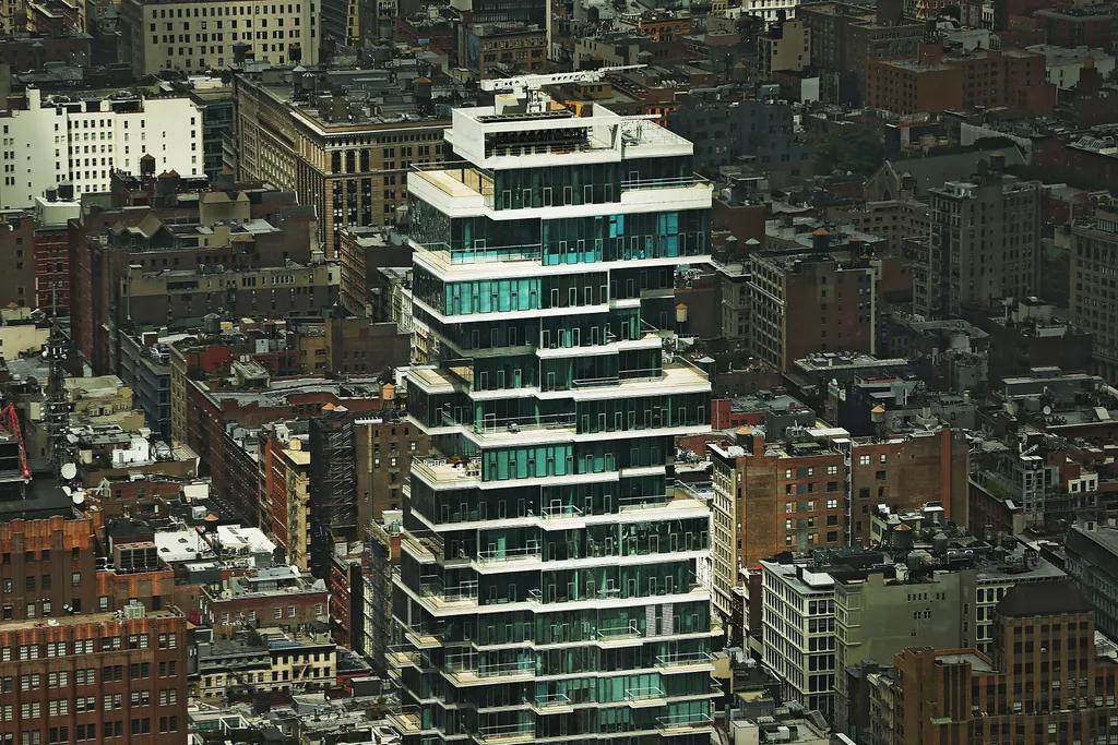 A különleges megjelenésű, 250 méter magas manhattani felhőkarcoló, amit Jenga toronynak is neveznek, 56 Leonard, New York