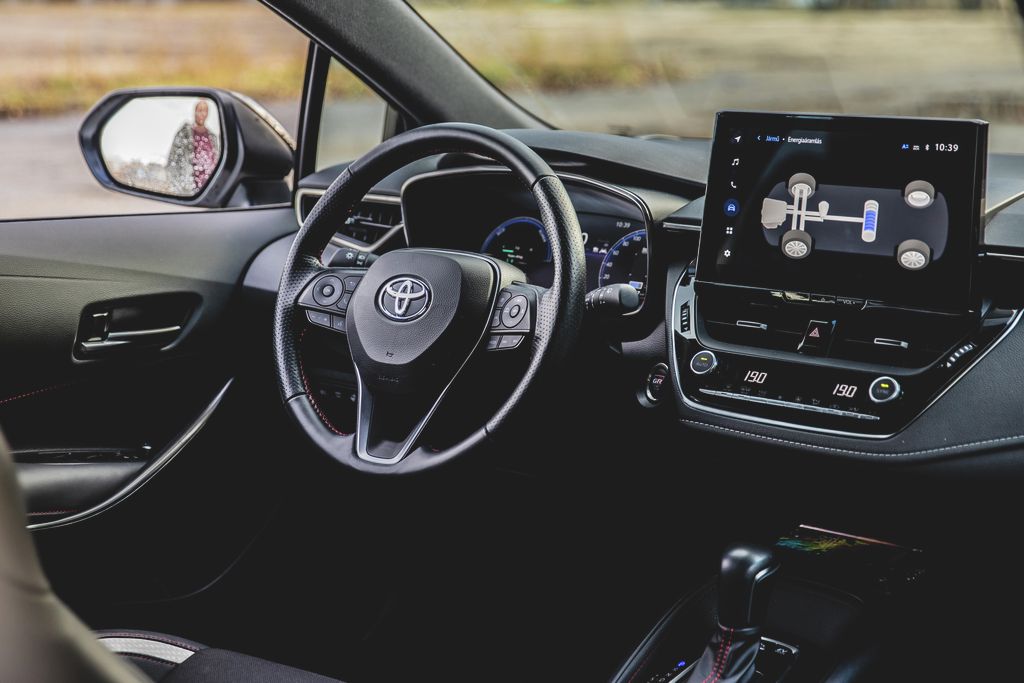 Toyota Corolla GR Sport Hybrid, autó, teszt 