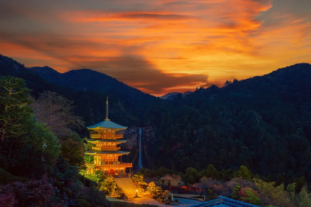 Különleges látvány Japán egyik legmagasabb, 133 méteres vízesése, Nachi Falls, NachiFalls, vízesés