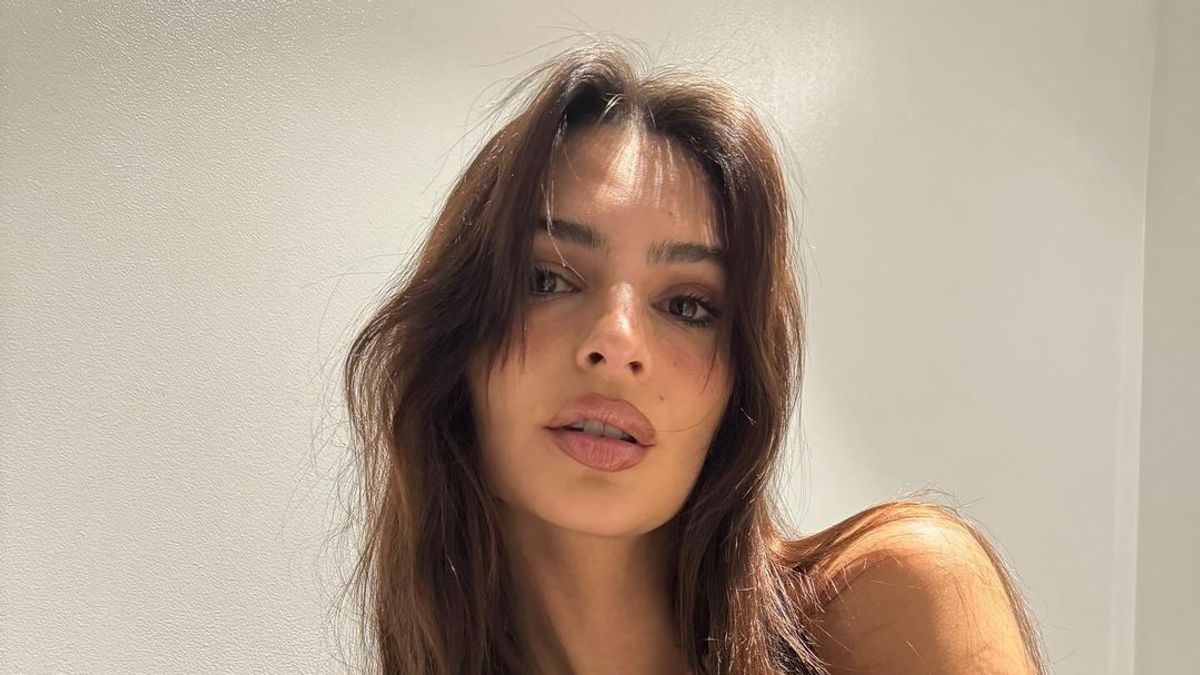 Majd kiesnek Emily Ratajkowski mellei a kivágott ruhából - kép