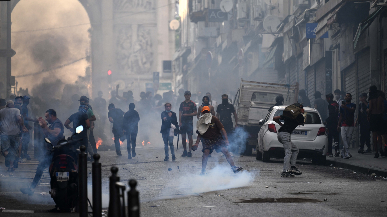 rendőr, összecsapás, Franciaország,  Protesters clash with CRS riot police at the Porte d'Aix in Marseille, southern France on June 30, 2023, over the shooting of a teenage driver by French police in a Paris suburb on June 27. The unrest has 