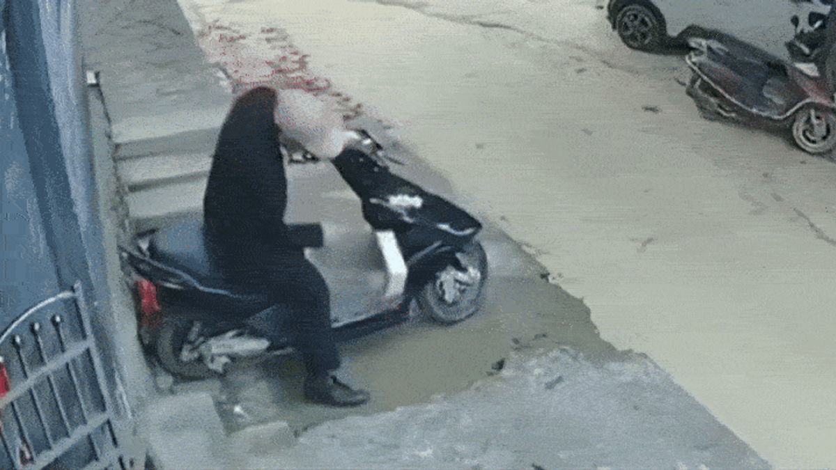 El akart indulni a robogós a dolgára, akkorát repült, mint egy kaszkadőr - videó