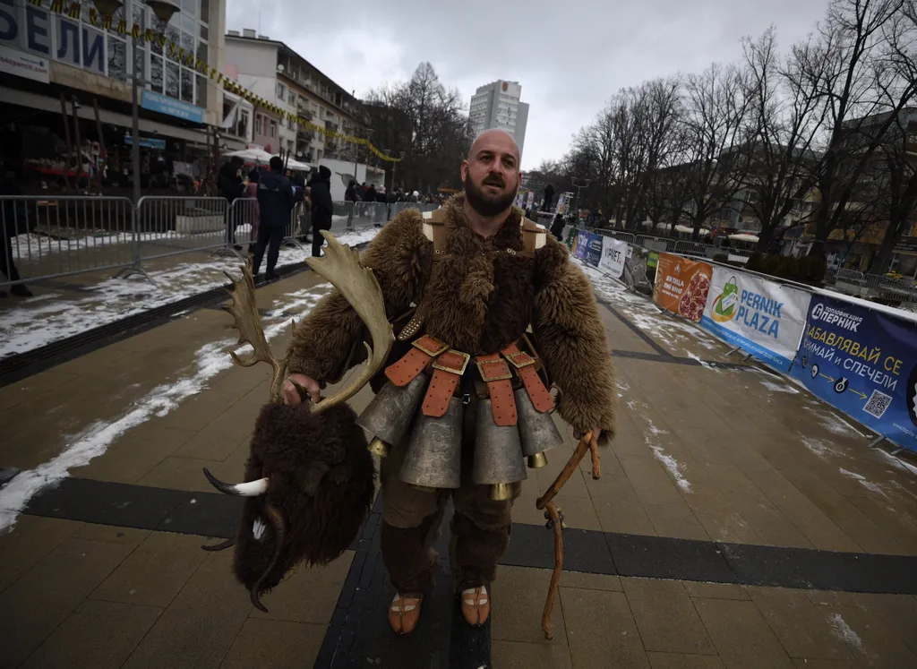 kukeri, Maszkos, farsangi jelmezes hagyományőrző, évköszöntő felvonulás, Bulgária, 2024., 