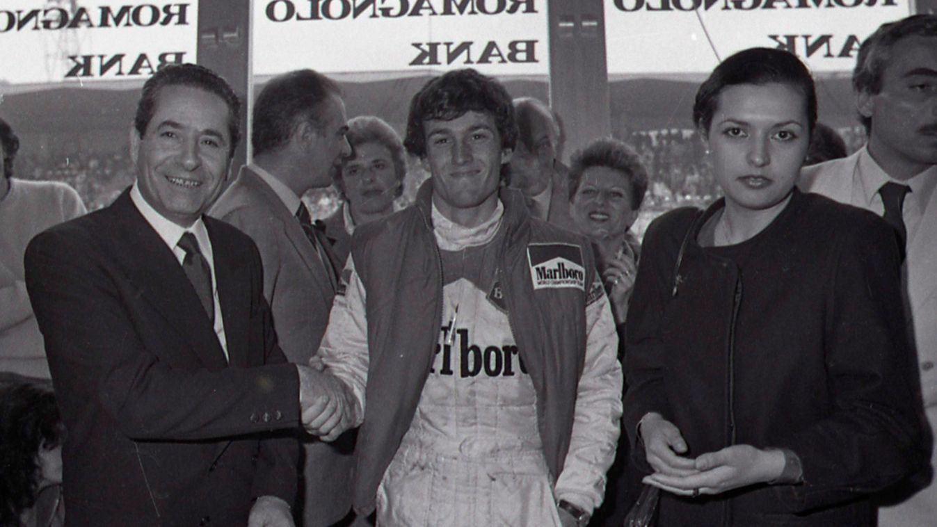Andrea de Cesaris olasz Forma-1-es versenyzőről (k) Rómában. Cesaris 2014. október 5-én, 55 éves korában, motorbaleset következtében életét vesztette. Az olasz versenyző 1980 