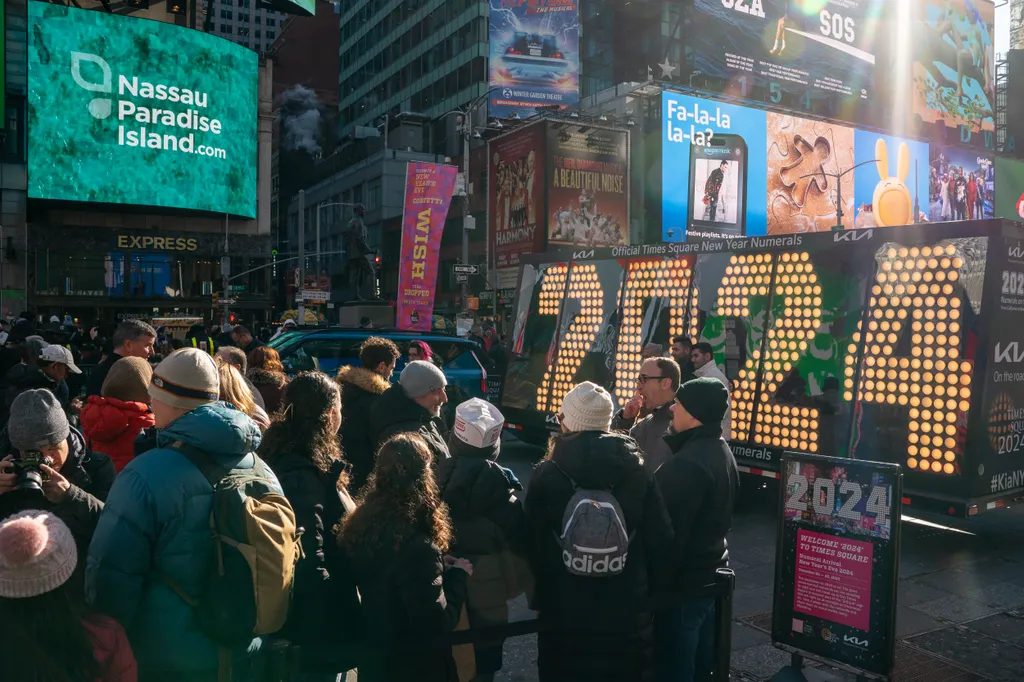 kívánságok, újévi fogadalmak, New York, szilveszter, 2024, 2024 Numerals Are Delivered To New York's Times Square Ahead Of New Year's Eve Ball Drop GettyImageRank2 Color Image human interest Horizontal 