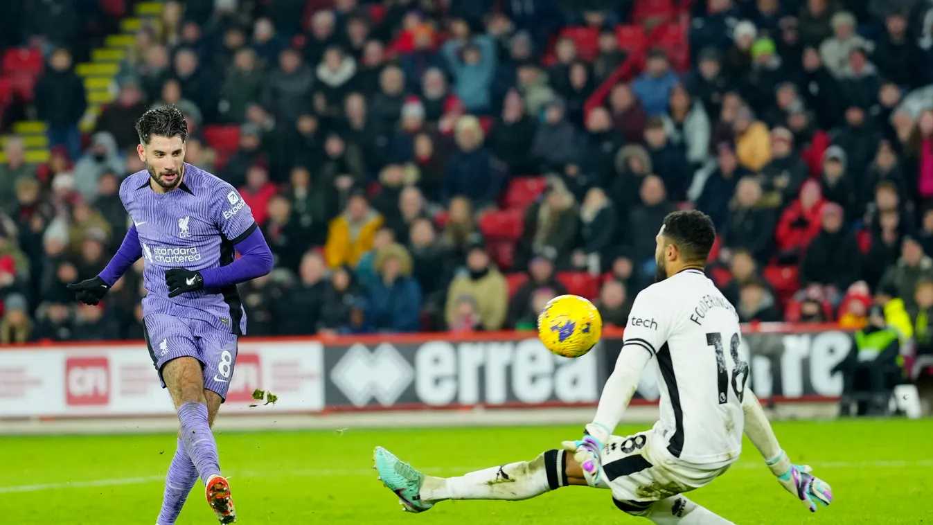 SZOBOSZLAI Dominik Sheffield, 2023. december 7.
Szoboszlai Dominik, a Liverpool játékosa gólt rúg a sheffieldi Wesley Foderingham kapujába az angol első osztályú labdarúgó-bajnokság, a Premier League 15. fordulójában játszott Sheffield United-Liverpool FC