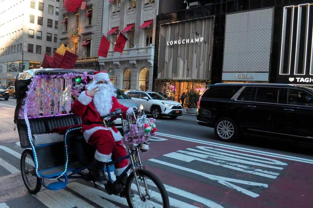 Advent New York karácsony 2023 New York, US - 13 Dec 2023 man male santa claus costume ride riding pedicab holiday season christmas festive zselect zagency zwire JKIM_DSC0953.jpg zlast24 ZUMA Press zumapress.com 20231213_aaa_s197_189.jpg NEWSSHOT A man d 