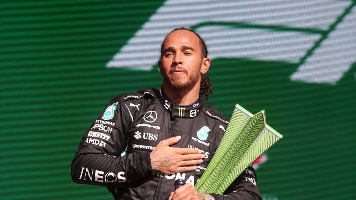 Félmeztelen fotóval üzent Lewis Hamilton
