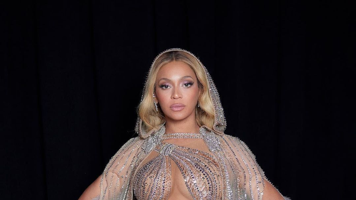 Csak egy vékony szalag takarja Beyoncé meztelen testét - kép