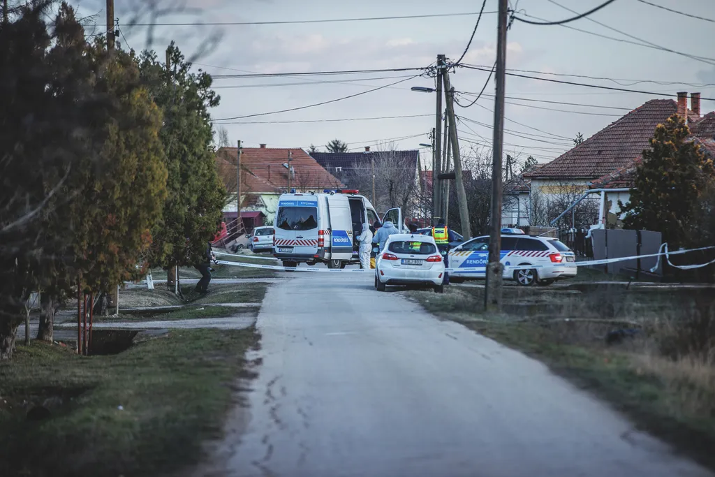 Holtan találtak két embert Tószegen, gyilkosság, emberölés, helyszínelés, Tószeg, 2024.01.16. második adag 