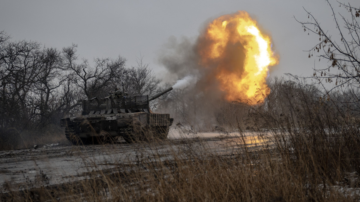 Az ukrán hadsereg az összeomlás szélén, Macron már nyugati csapatokkal vonulna be