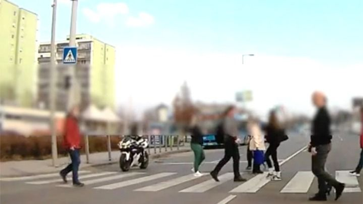 Zöldet kaptak a gyalogosok Budapesten, erre a semmiből megjelent a motorosok réme - videó