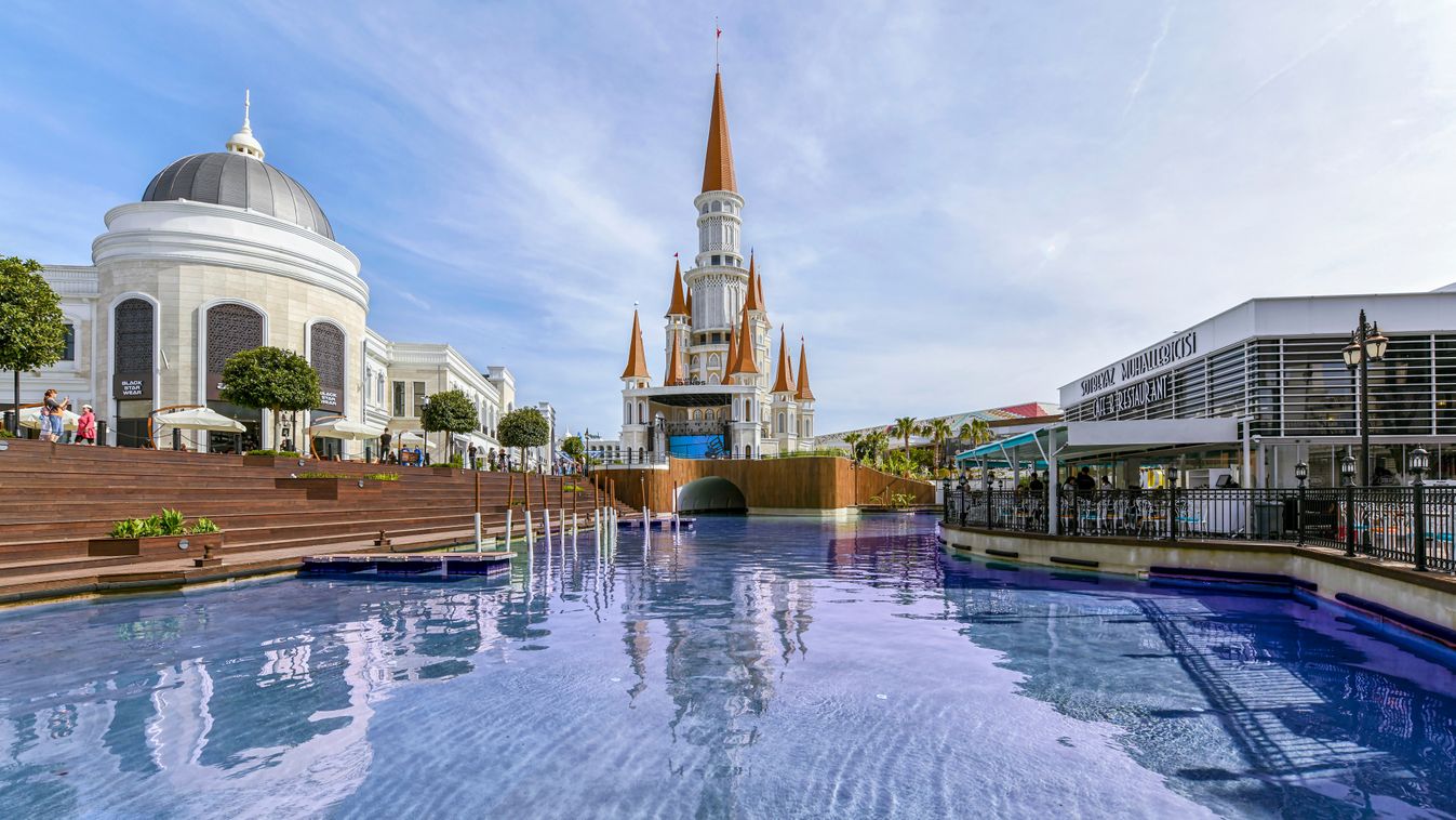 A britek özönlenek a "törökországi Disneyland"-be, ahol csúszdák, aquaparkok és all-inclusive szállodák várják őket, Antalya, Törökország 