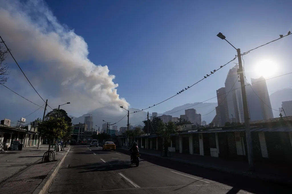 Kolumbia, erdőtűz, tűzoltó, 2024., 
 Bogotá, 2024. január 25.
A Bogotá keleti részén pusztító erdőtűz füstje 2024. január 25-én.
MTI/AP/Fernando Vergara 