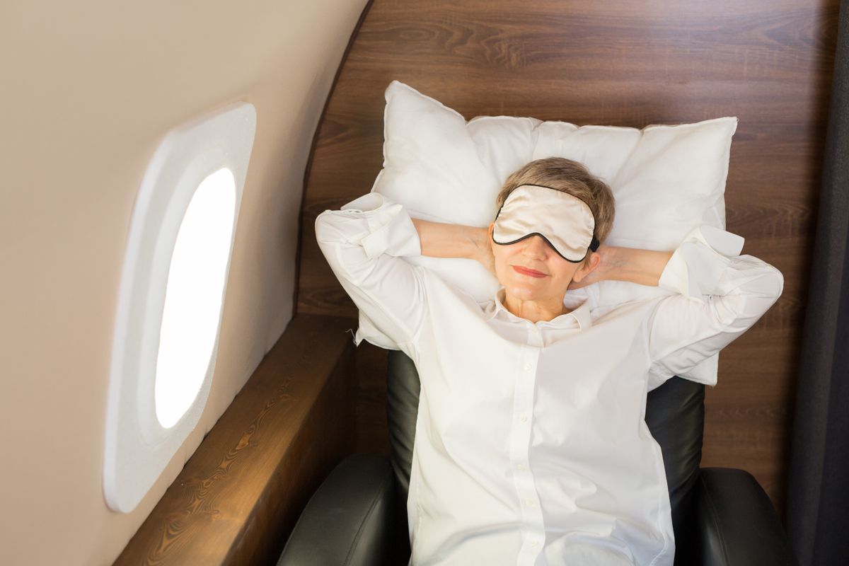Alvás a gépen, repülőgép, alvás, alvásrepülőn