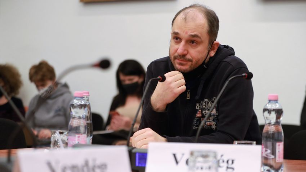 Előkerült Karácsony főtanácsadója, de el is futott a sajtó elől - videó