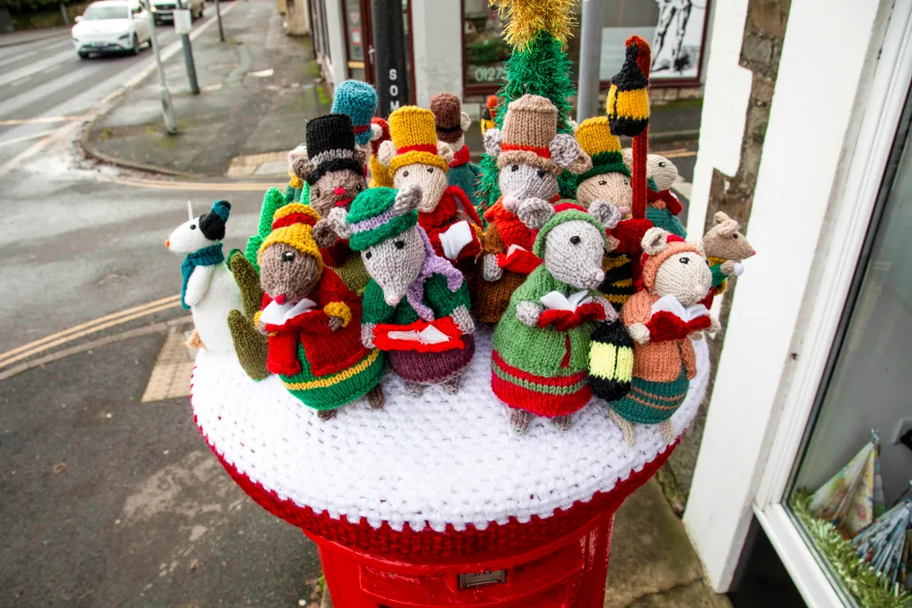 kézzel kötött ünnepi ruha postaládák Anglia  festive knitted topper of a scene of singing mice on a postbox in Whitchurch near Bristol. Photo released December 18 2023. See SWNS story 