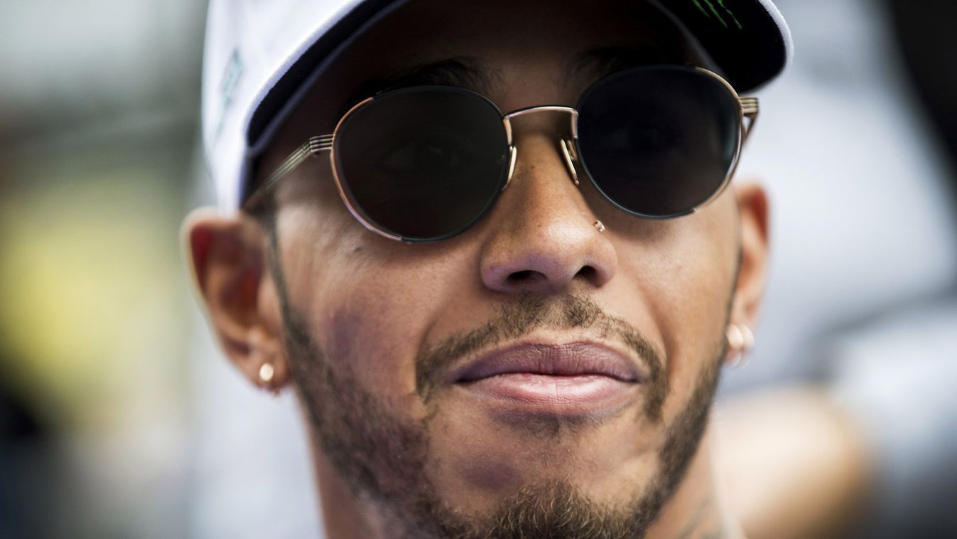 auto auto-prix Horizontal Mercedes' British driver Lewis Hamilton looks on during the autograph session at Suzuka circuit on October 5, 2017, one day before the start of practice sessions for the Formula One Japanese Grand Prix. / AFP PHOTO / Behrouz MEHR