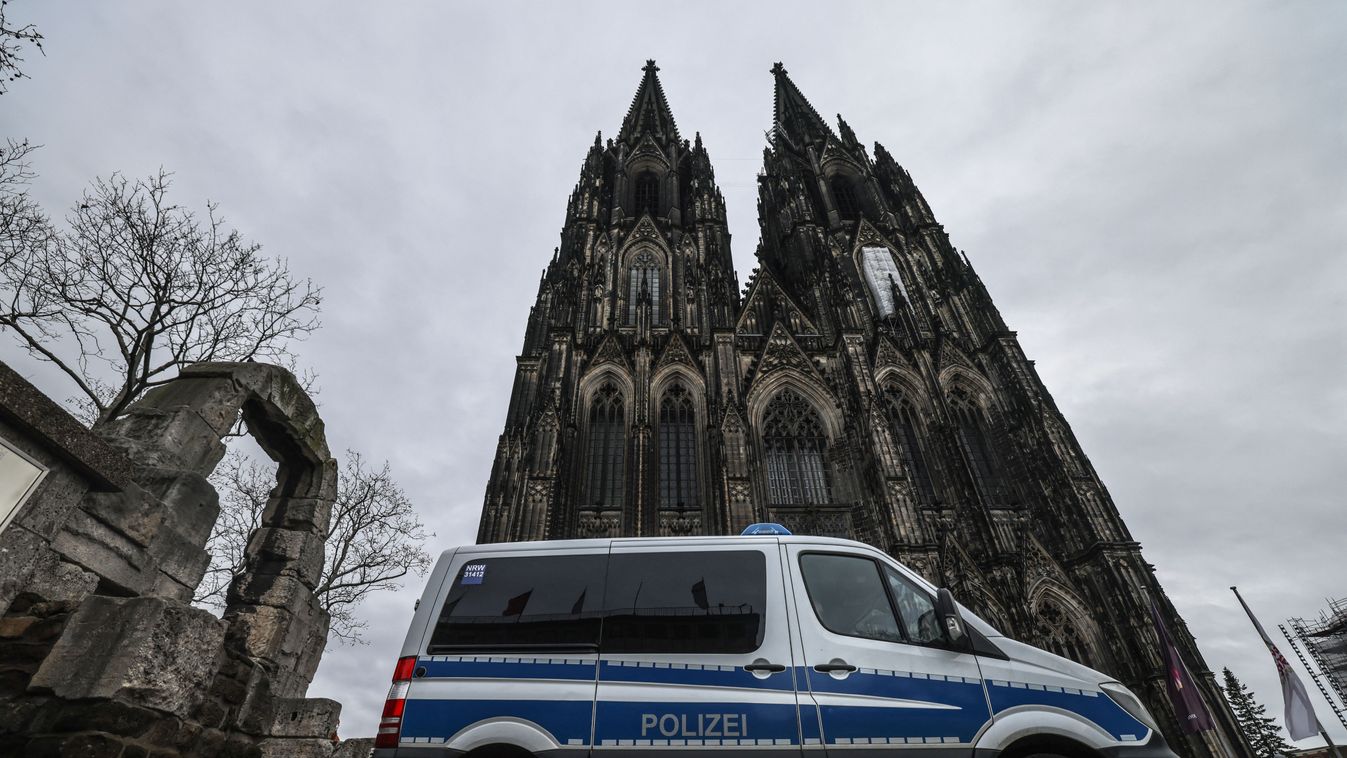 Police at the cathedral in Cologne Crime, Law and Justice police Horizontal CHURCH CRIME TERRORISM 