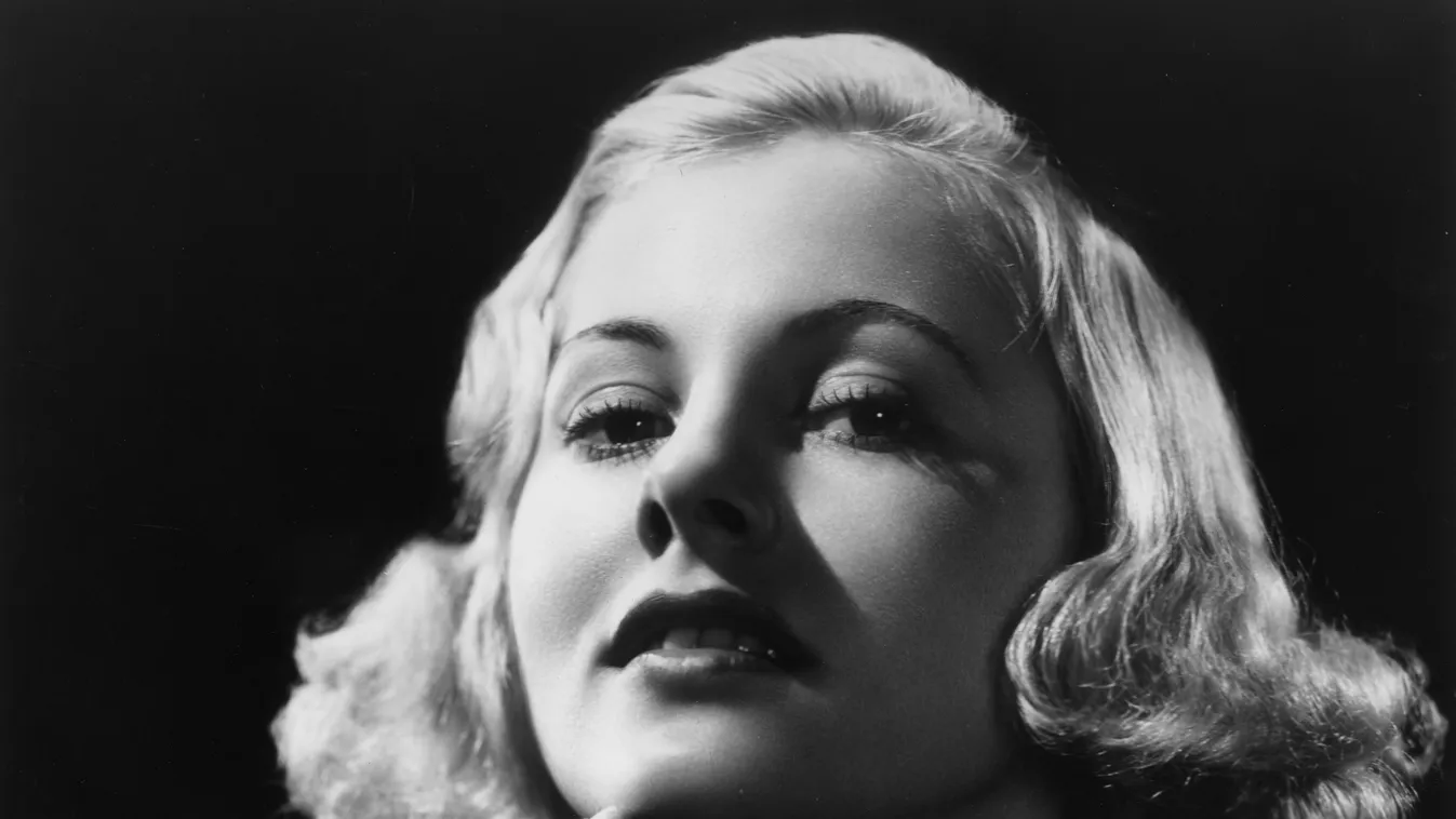 Joan Fontaine Cinema USA WOMAN blond PORTRAIT pearl necklace VERTICAL 