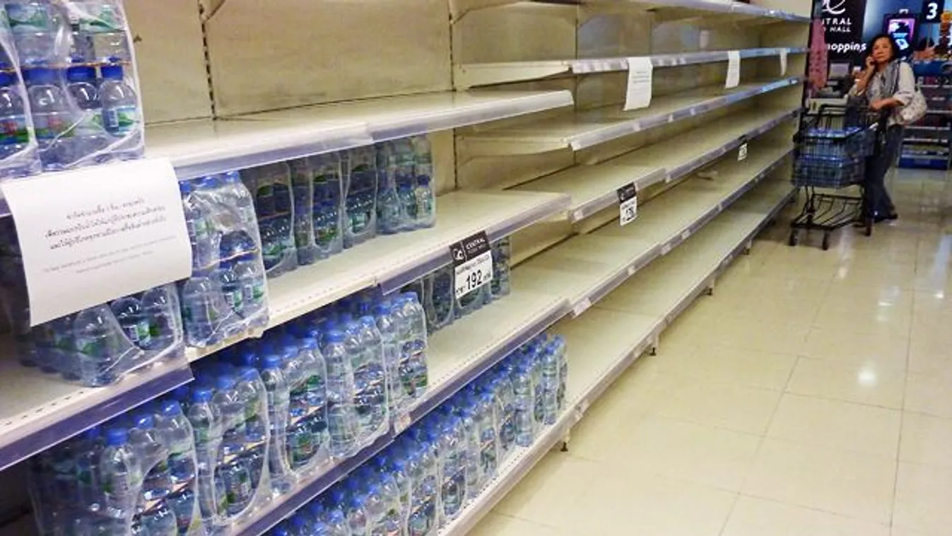 A palackos ásványvíz - a drágább márkákat leszámítva - már elfogyott az üzletben