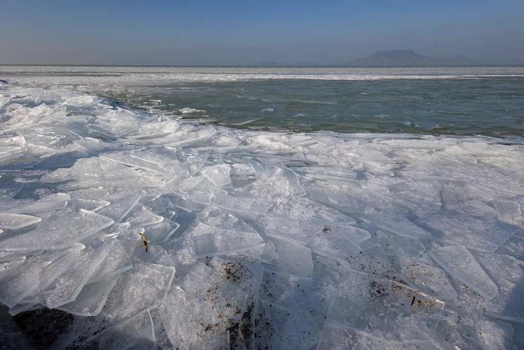 Tél a Balatonon - friss képeken a jégbe borult strandok, galéria, 2024 