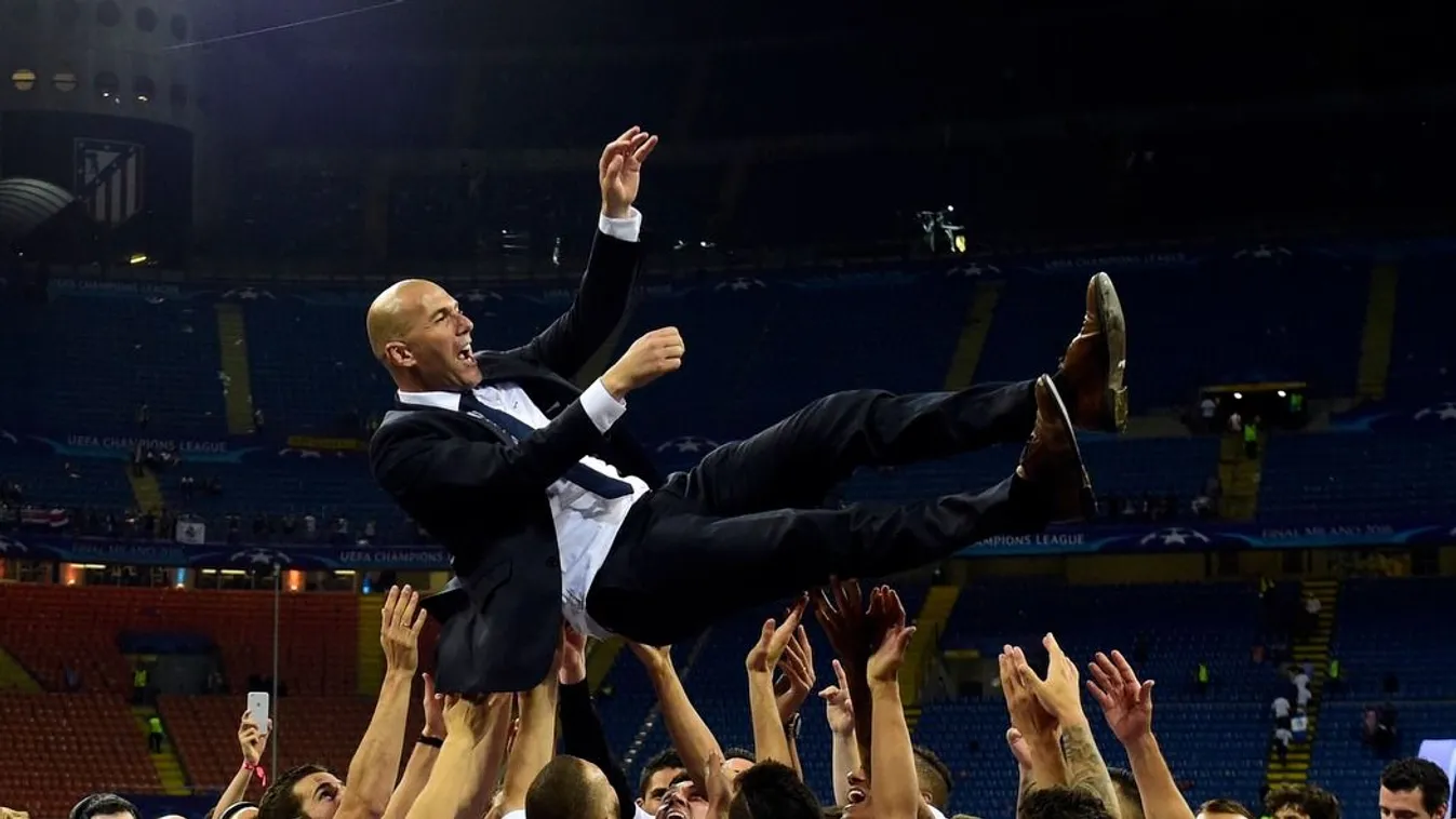 Zinédine Zidane, a spanyol Real Madrid vezetőedzője és csapattagjai ünnepelnek, miután nyertek a spanyol Atlético Madrid ellen a labdarúgó Bajnokok Ligája döntőjében a milánói San Siro Stadionban. A Real az 1-1-es rendes játékidőt és hosszabbítást követően 11-esekkel győzte le honfitárs riválisát