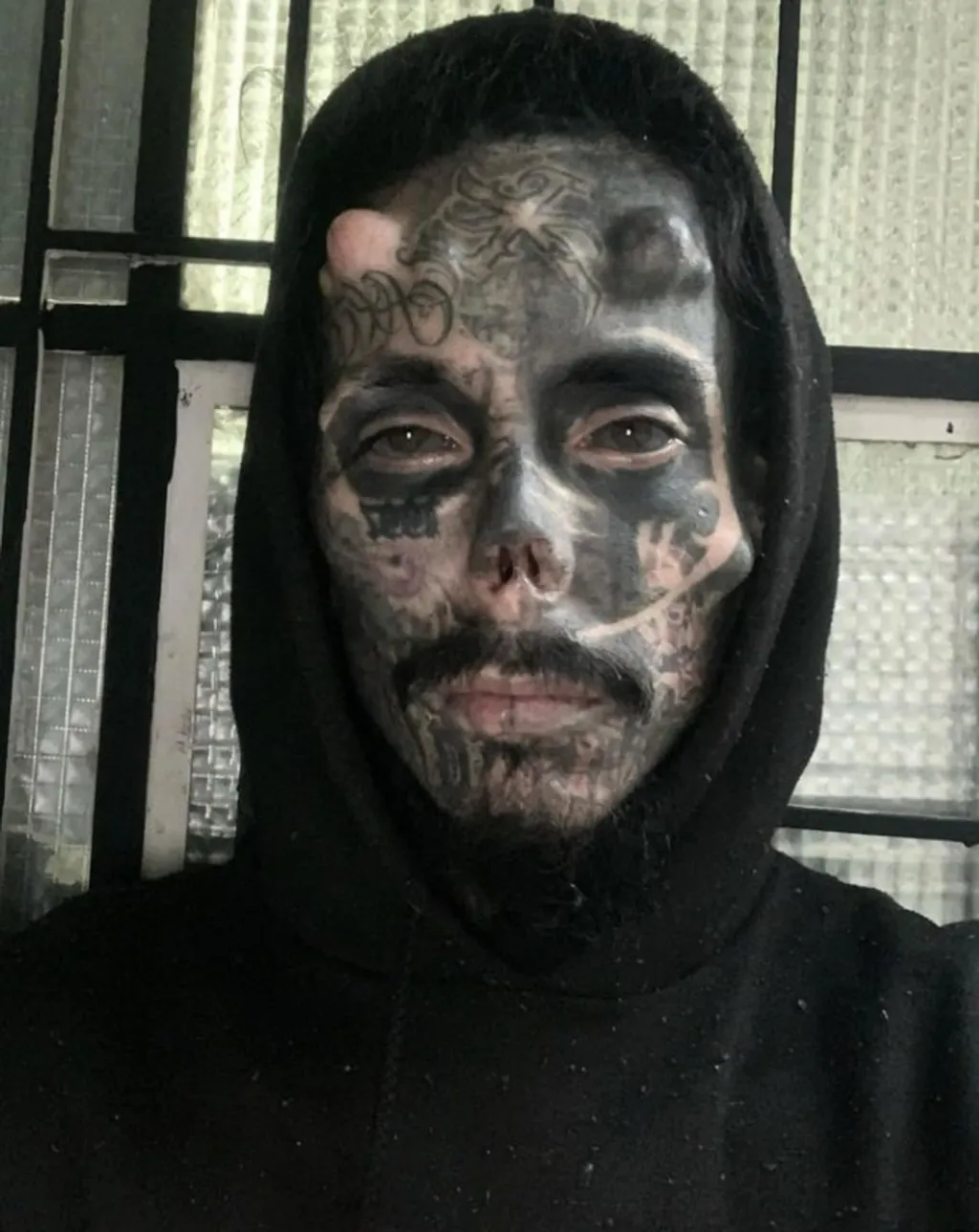 Így torzította el magát a démoni apa: 28 bőr alatti implantátum, és rengeteg tetoválás borítja a férfi testét, Larry Botello González