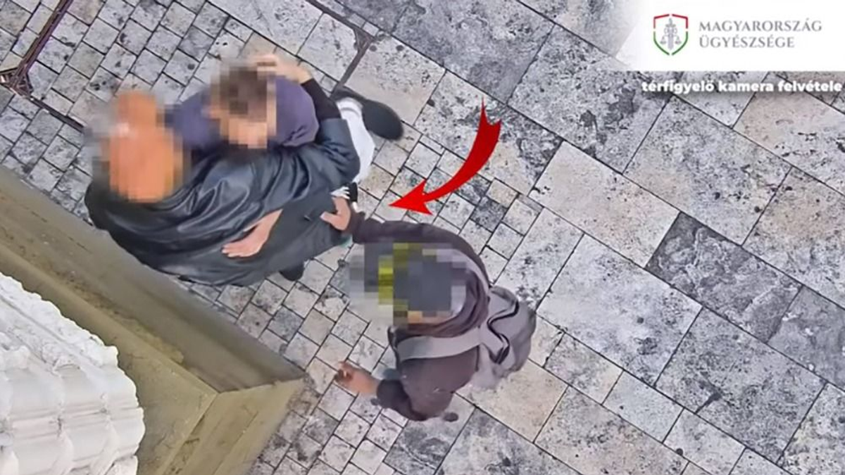 Segítséget színlelve fosztottak ki egy magatehetetlen férfit Budapest belvárosában - videó