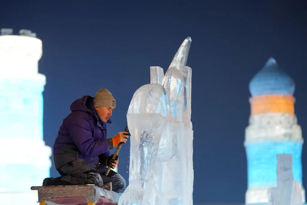 egész alakos fotó ÉVSZAK FOTÓ jégfesztivál jégszobor jégszobrászat KÉPKIVÁGÁS látogató MŰALKOTÁS tél 