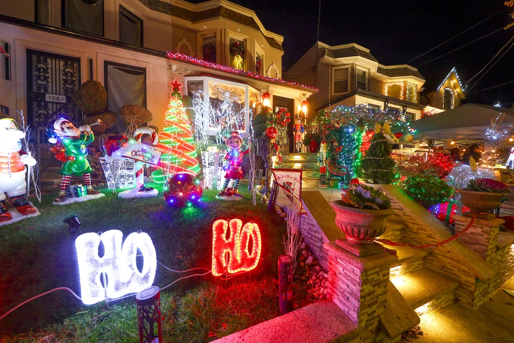 Advent New York karácsony 2023 Lights 2023 Dyker Heights Homes Brooklyn Urban Skyline Trees Candy Canes Illuminated Building Exterior 2023 Holidays New York City Holiday Season Cityscape Travel Famous Place Tree Travel Destinations Town Square City Life P